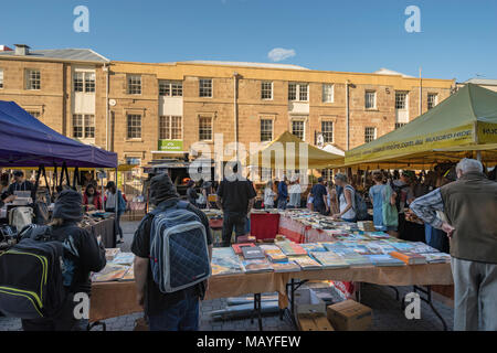 Salamanca Markt mit Ständen vor der Alten waterfront Sandsteingebäude in Hobart, Tasmanien Stockfoto