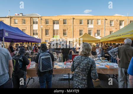 Salamanca Markt mit Ständen vor der Alten waterfront Sandsteingebäude in Hobart, Tasmanien Stockfoto