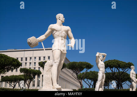 Rom. Italien. Stadio dei Marmi (Stadion der Murmeln), Foro Italico Sports Complex, und der Palazzo della Farnesina im Hintergrund (Italienische Minist Stockfoto