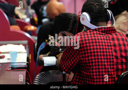 Kat Von D und Rapper Deandre Weise alias Soulja Boy Tell'Em bei Kat Von D High Voltage Tattoo am 25. September in Los Angeles, Kalifornien 2009. Stockfoto