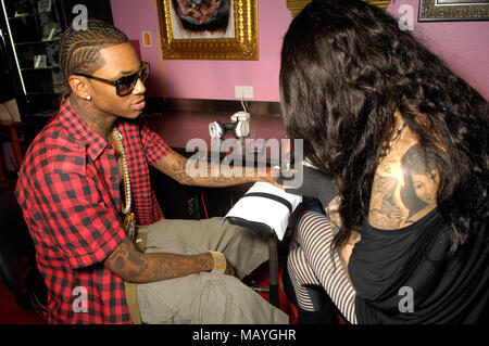 Kat Von D und Rapper Deandre Weise alias Soulja Boy Tell'Em bei Kat Von D High Voltage Tattoo am 25. September in Los Angeles, Kalifornien 2009. Stockfoto