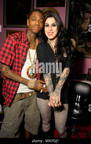 Kat Von D (r) und Rapper Deandre Weise alias Soulja Boy Tell'Em bei Kat Von D High Voltage Tattoo am 25. September in Los Angeles, Kalifornien 2009. Stockfoto