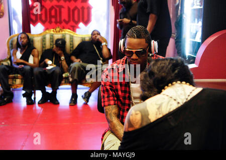 Kat Von D und Rapper Deandre Weise alias Soulja Boy Tell'Em bei Kat Von D High Voltage Tattoo am 25. September in Los Angeles, Kalifornien 2009. Stockfoto