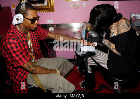 Kat Von D und Rapper Deandre Weise alias Soulja Boy Tell'Em bei Kat Von D High Voltage Tattoo am 25. September in Los Angeles, Kalifornien 2009. Stockfoto