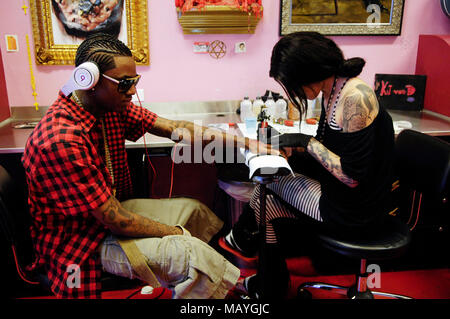 Kat Von D und Rapper Deandre Weise alias Soulja Boy Tell'Em bei Kat Von D High Voltage Tattoo am 25. September in Los Angeles, Kalifornien 2009. Stockfoto