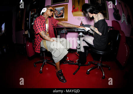 Kat Von D und Rapper Deandre Weise alias Soulja Boy Tell'Em bei Kat Von D High Voltage Tattoo am 25. September in Los Angeles, Kalifornien 2009. Stockfoto