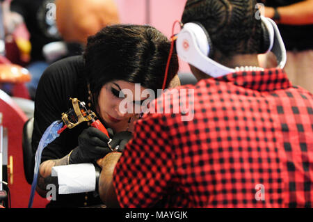 Kat Von D und Rapper Deandre Weise alias Soulja Boy Tell'Em bei Kat Von D High Voltage Tattoo am 25. September in Los Angeles, Kalifornien 2009. Stockfoto