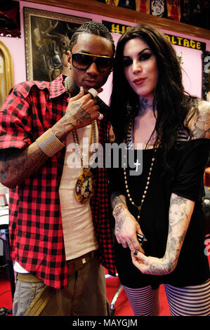 Kat Von D (r) und Rapper Deandre Weise alias Soulja Boy Tell'Em bei Kat Von D High Voltage Tattoo am 25. September in Los Angeles, Kalifornien 2009. Stockfoto