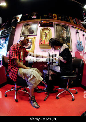 Kat Von D und Rapper Deandre Weise alias Soulja Boy Tell'Em bei Kat Von D High Voltage Tattoo am 25. September in Los Angeles, Kalifornien 2009. Stockfoto