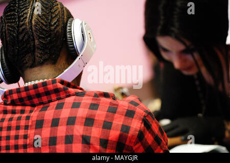 Kat Von D und Rapper Deandre Weise alias Soulja Boy Tell'Em bei Kat Von D High Voltage Tattoo am 25. September in Los Angeles, Kalifornien 2009. Stockfoto