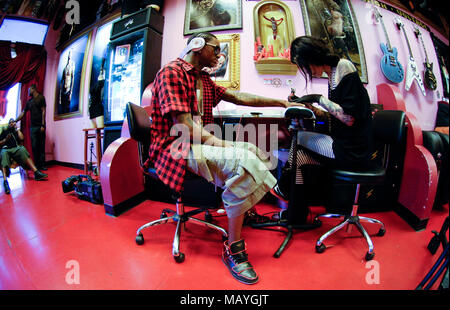 Kat Von D und Rapper Deandre Weise alias Soulja Boy Tell'Em bei Kat Von D High Voltage Tattoo am 25. September in Los Angeles, Kalifornien 2009. Stockfoto