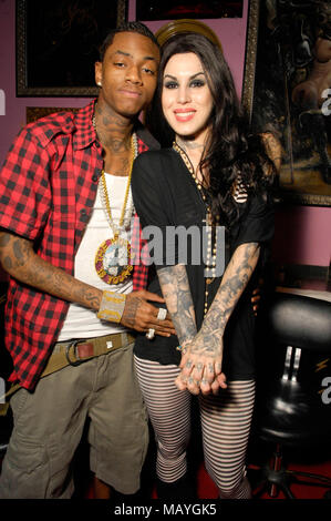 Kat Von D (r) und Rapper Deandre Weise alias Soulja Boy Tell'Em bei Kat Von D High Voltage Tattoo am 25. September in Los Angeles, Kalifornien 2009. Stockfoto