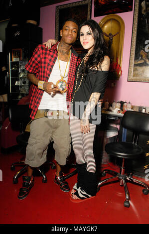 Kat Von D (r) und Rapper Deandre Weise alias Soulja Boy Tell'Em bei Kat Von D High Voltage Tattoo am 25. September in Los Angeles, Kalifornien 2009. Stockfoto