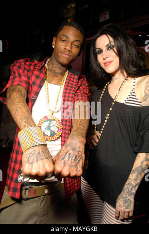 Kat Von D (r) und Rapper Deandre Weise alias Soulja Boy Tell'Em bei Kat Von D High Voltage Tattoo am 25. September in Los Angeles, Kalifornien 2009. Stockfoto