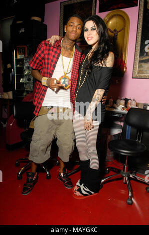 Kat Von D (r) und Rapper Deandre Weise alias Soulja Boy Tell'Em bei Kat Von D High Voltage Tattoo am 25. September in Los Angeles, Kalifornien 2009. Stockfoto