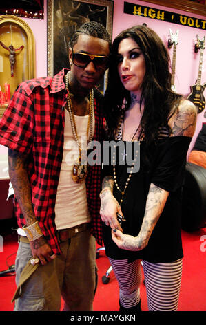 Kat Von D (r) und Rapper Deandre Weise alias Soulja Boy Tell'Em bei Kat Von D High Voltage Tattoo am 25. September in Los Angeles, Kalifornien 2009. Stockfoto