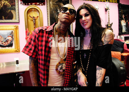 Kat Von D (r) und Rapper Deandre Weise alias Soulja Boy Tell'Em bei Kat Von D High Voltage Tattoo am 25. September in Los Angeles, Kalifornien 2009. Stockfoto