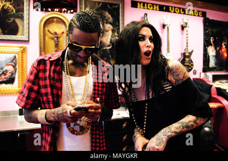 Kat Von D (r) und Rapper Deandre Weise alias Soulja Boy Tell'Em bei Kat Von D High Voltage Tattoo am 25. September in Los Angeles, Kalifornien 2009. Stockfoto