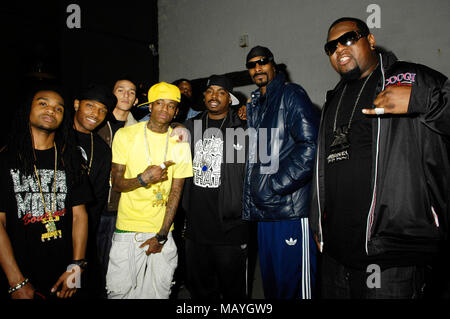 (L - R) Lil Playboii, JBar, Khloe Thomas, Deandre Weise alias Soulja Boy, Daz Dillinger, Snoop Dogg und Miami Mike bei Snoop Dogg Malice n Wonderland Premiere am 22. März in Los Angeles, Kalifornien 2010. Stockfoto