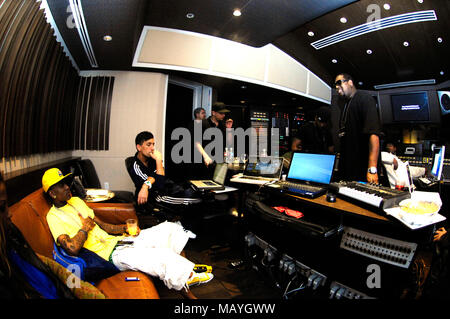 Deandre Weise alias Soulja Boy, Clinton Sparks, Dre Sinatra, Ray J und Miami Mike in einem Tonstudio am 22. März in Los Angeles, Kalifornien 2010. Stockfoto