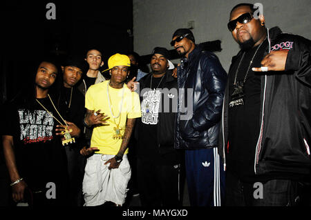 (L - R) Lil Playboii, JBar, Khloe Thomas, Deandre Weise alias Soulja Boy, Daz Dillinger, Snoop Dogg und Miami Mike bei Snoop Dogg Malice n Wonderland Premiere am 22. März in Los Angeles, Kalifornien 2010. Stockfoto