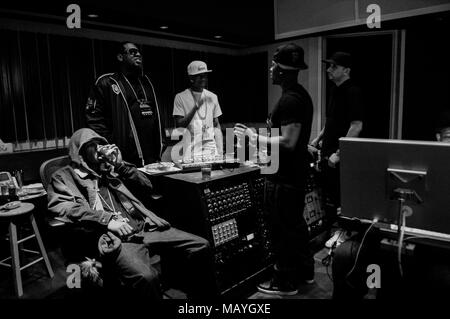 Khleo Thomas, Miami Mike, Deandre Weise alias Soulja Boy, Ray J und Dre Sinatra, an ein Tonstudio am 22. März 2010 in Los Angeles, Kalifornien. Stockfoto