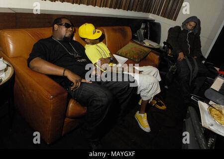 Miami Mike, Deandre Weise alias Soulja Boy und Khleo Thomas in einem Tonstudio am 22. März in Los Angeles, Kalifornien 2010. Stockfoto