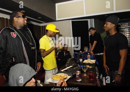 Miami Mike, Deandre Weise alias Soulja Boy, Clinton Sparks, Dre Sinatra und Ray J in einem Tonstudio am 22. März in Los Angeles, Kalifornien 2010. Stockfoto