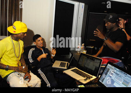 Deandre Weise alias Soulja Boy, Clinton Sparks und Ray J in einem Tonstudio am 22. März 2010 in Los Angeles, Kalifornien. Stockfoto