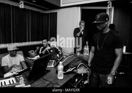 Deandre Weise alias Soulja Boy, Clinton Sparks und Ray J in einem Tonstudio am 22. März 2010 in Los Angeles, Kalifornien. Stockfoto