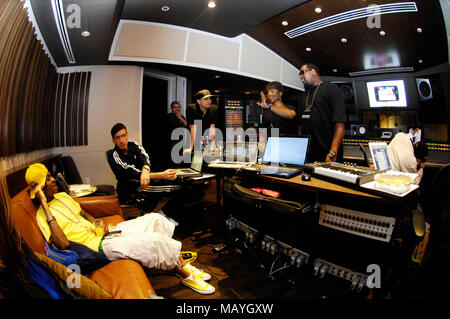 Deandre Weise alias Soulja Boy, Clinton Sparks, Dre Sinatra, Ray J und Miami Mike in einem Tonstudio am 22. März in Los Angeles, Kalifornien 2010. Stockfoto