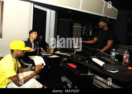 Deandre Weise alias Soulja Boy, Clinton Sparks und Ray J in einem Tonstudio am 22. März 2010 in Los Angeles, Kalifornien. Stockfoto