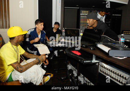 Deandre Weise alias Soulja Boy, Clinton Sparks, Dre Sinatra und Ray J in einem Tonstudio am 22. März in Los Angeles, Kalifornien 2010. Stockfoto