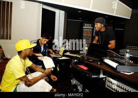 Deandre Weise alias Soulja Boy, Clinton Sparks und Ray J in einem Tonstudio am 22. März 2010 in Los Angeles, Kalifornien. Stockfoto