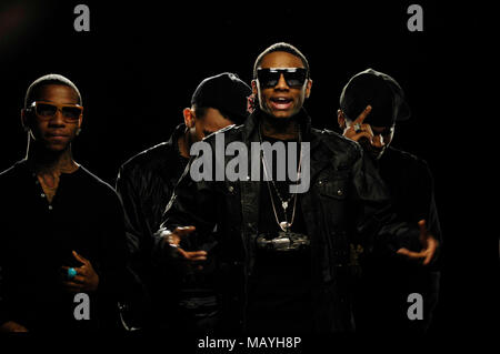 Rapper Lil B basierend auf Gott, Khleo Thomas Deandre Weise alias Soulja Boy, JBar für Soulja Boy einfach 'Em' All Black Alles' Music Video am 11. Februar in Los Angeles, Kalifornien 2010. Stockfoto