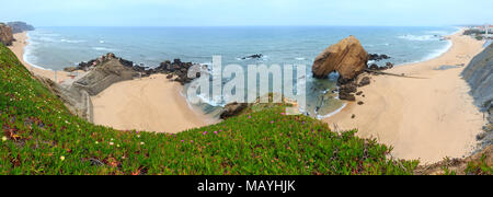 Sandstrand Praia do Guincho und Praia de Santa Cruz (Portugal). Misty Wetter. Die Menschen sind nicht mehr wiederzuerkennen. Drei Schüsse stitch Panorama. Schöne na Stockfoto