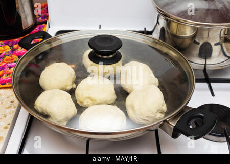 Unvorbereitet Torten in einer Pfanne mit Glasdeckel vor dem Braten. Stockfoto