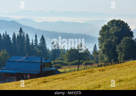 Sommer Berg morgen Ansicht mit Haus am Hang (Karpaten, Kryvopillja, Verkhovyna Bezirk, Iwano-Frankiwsk Region, Ukraine). Stockfoto