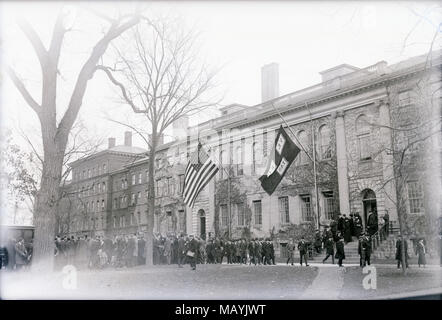 Antike c 1920 Foto, Massen an der Universität Halle an der Harvard Yard auf dem Campus der Harvard University in Cambridge, Massachusetts. Stockfoto