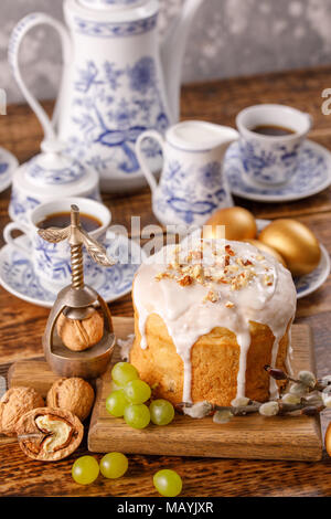 Leckere hausgemachte Ostern Kuchen mit Nüssen und Rosinen auf einem Tisch dekoriert für Ostern. Vintage Service im Hintergrund. Stockfoto