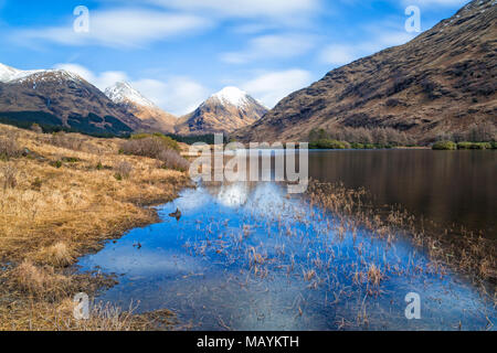 Buachaille Etive Mor, Buachaille Etive Beag und Lochan Urr, Glencoe, Scottish Highlands, Schottland, UK im März - lange Belichtung Stockfoto