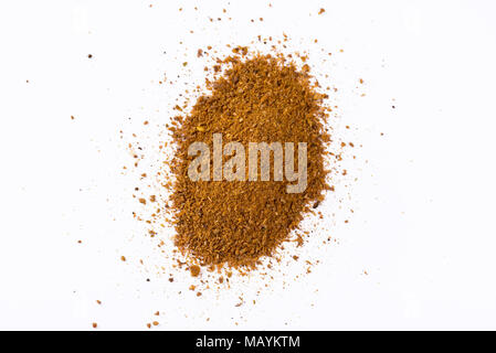 Haufen Currypulver auf weißem Hintergrund. Stockfoto