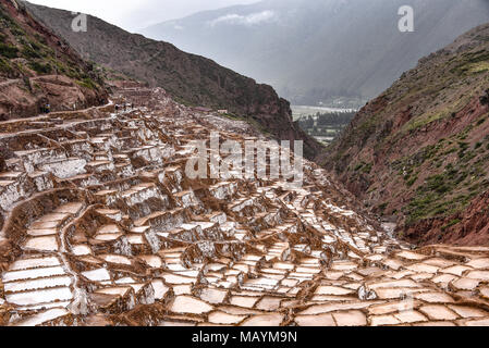 Salinas de Maras, Man-made Salzbergwerke im heiligen Tal in der Nähe von Cusco, Peru Stockfoto