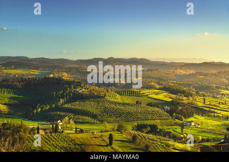 San Miniato Panoramablick über die Landschaft bei Sonnenuntergang. Pilgerweg Via Francigena. Pisa, Toskana Italien Europa. Stockfoto