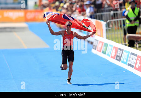 Bermuda Flora Duffy feiert Gold gewann bei den Frauen Triathlon Finale bei den Southport Broadwater Parklands während des Tages eine der 2018 Commonwealth Games in der Gold Coast, Australien. Stockfoto