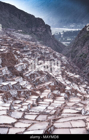 Salinas de Maras, Man-made Salzbergwerke im heiligen Tal in der Nähe von Cusco, Peru Stockfoto