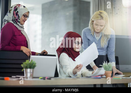 Diverse Kollegen diskutieren auf einer Tagung im Büro. Kollegen Brainstorming über neue Geschäftsideen im Amt. Stockfoto