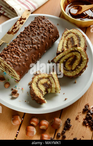 Schoko Rolle Kuchen mit haselnusscreme Befüllen - Nahaufnahme Stockfoto
