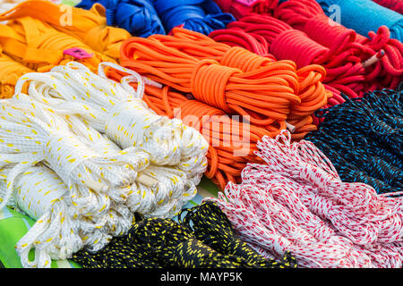 Stapel mit Spiralkabel Nylon Seil zum Verkauf. Stockfoto