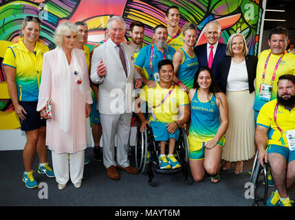 Der Prinz von Wales und die Herzogin von Cornwall posieren für ein Foto mit dem australischen Premierminister Malcolm Turnbull und seiner Frau Lucy Turnbull, zusammen mit Australien Athleten bei einem Besuch der Commonwealth Games Athleten Dorf in Gold Coast, Australien. Stockfoto